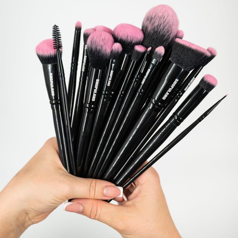 SHOPiiLAND 18-Piece Vegan Makeup Brush Set – Black & Pink Case, Soft Synthetic Bristles, Cruelty-Free, Ideal for Liquid, Powder, Cream & Bronzer; Includes Kabuki, Blender, Blush & Eyeshadow Brushes