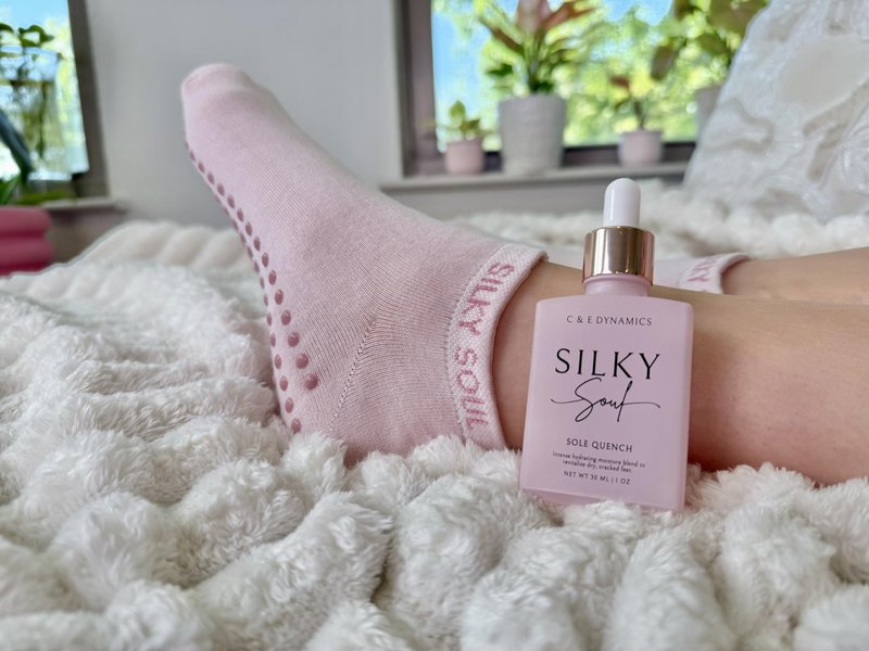 Moisturizing Socks for Dry Feet & Cracked Heels – Silky Soul Silicone Infused Hydrating Foot Care Socks with Tincture, Reusable Overnight Foot Repair & Heel Softening Treatment