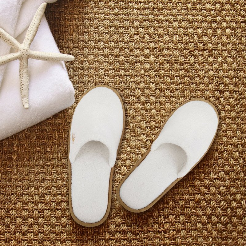 BERGMAN KELLY Spa Slippers, Closed Toe (Medium & Large, 12 Pairs, White + Cocoa Trim), Disposable Indoor Hotel Slippers for Men and Women, Fluffy Coral Fleece, Deluxe Padded Sole for Extra Comfort