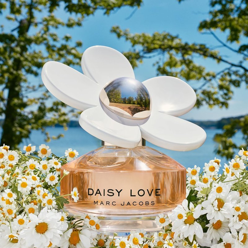 Marc Jacobs Daisy Love Eau de Toilette | Sweet Floral Women's Perfume with Cloudberries & Daisy Petals